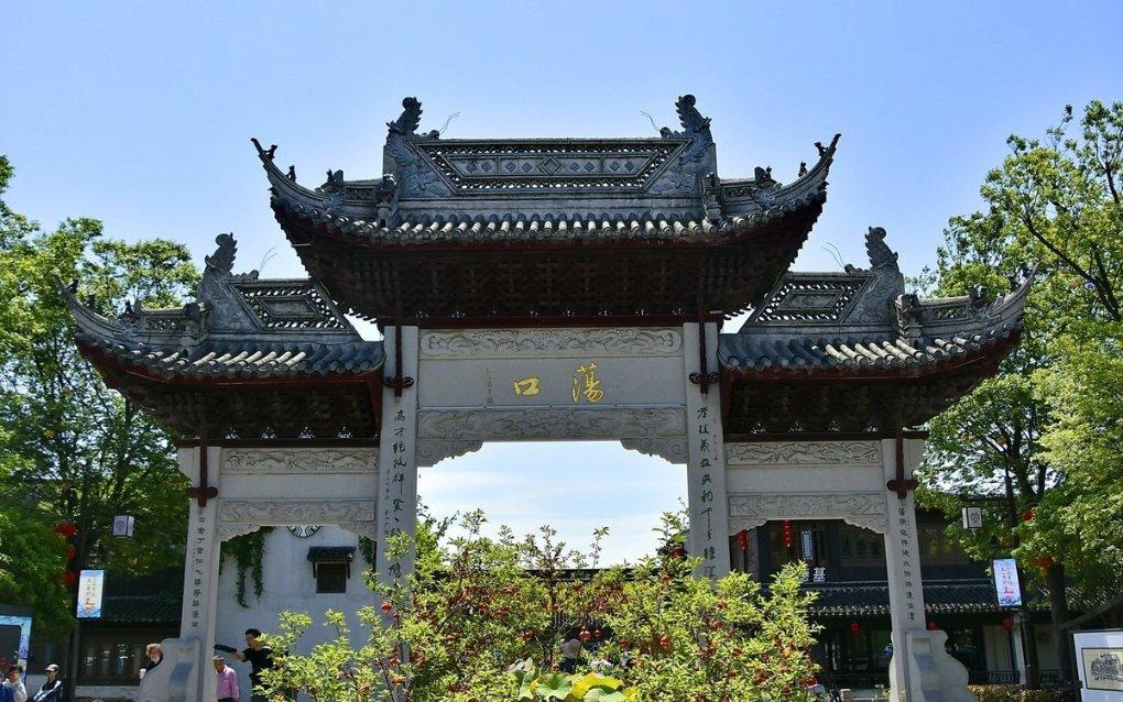 游击队员李桂贞躲在厨房过夜,突然被狗叫声惊醒,她赶紧掏灰抹脸